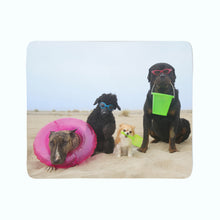 Laden Sie das Bild in den Galerie-Viewer, Foto-Kuscheldecke &quot;Hunde am Strand&quot;