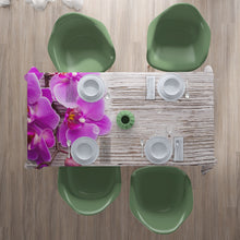 Laden Sie das Bild in den Galerie-Viewer, Foto-Tischdecke &quot;Orchidee auf Holz 2&quot;